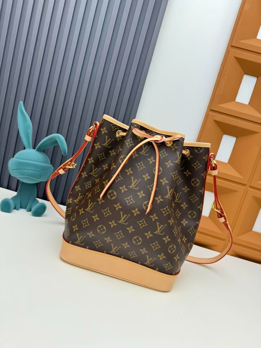 LOUIS VUITTON NéoNoé Monogram Canvas Bucket Bag